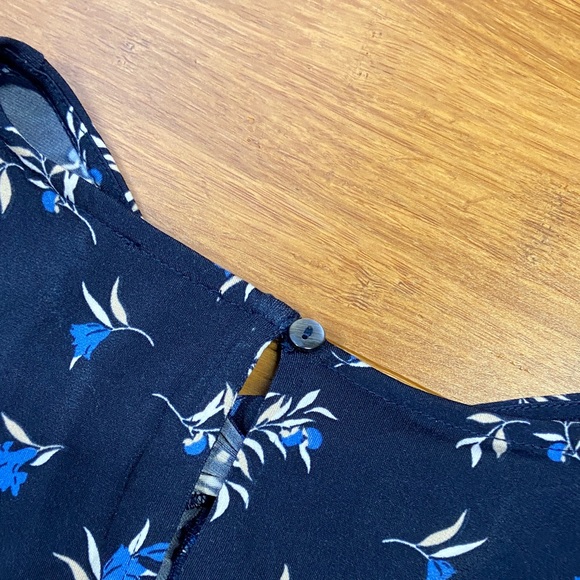 Ann Taylor Floral Tie Knot High Neck Sleeveless Blouse size Medium - Picture 5 of 9